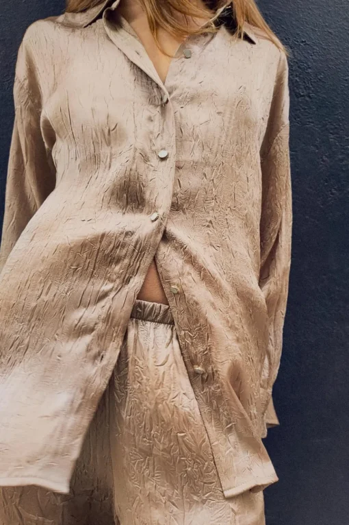 CAMISA SATINADA EFECTO ARRUGADO