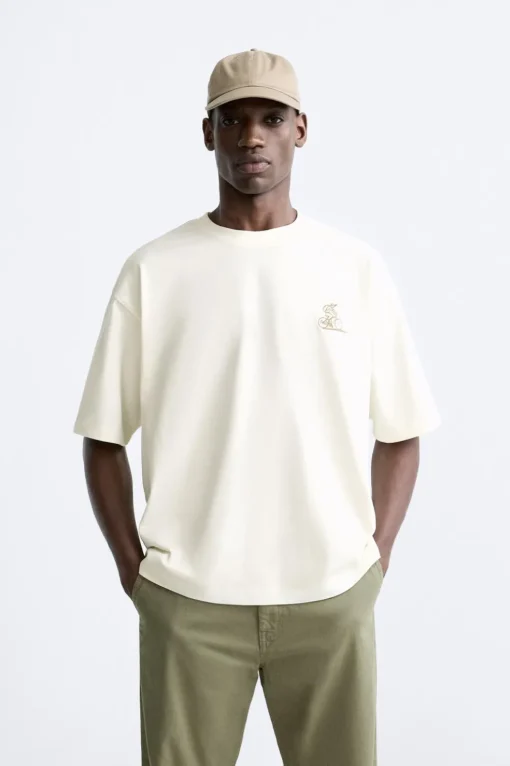 CAMISETA BORDADOS CONTRASTE