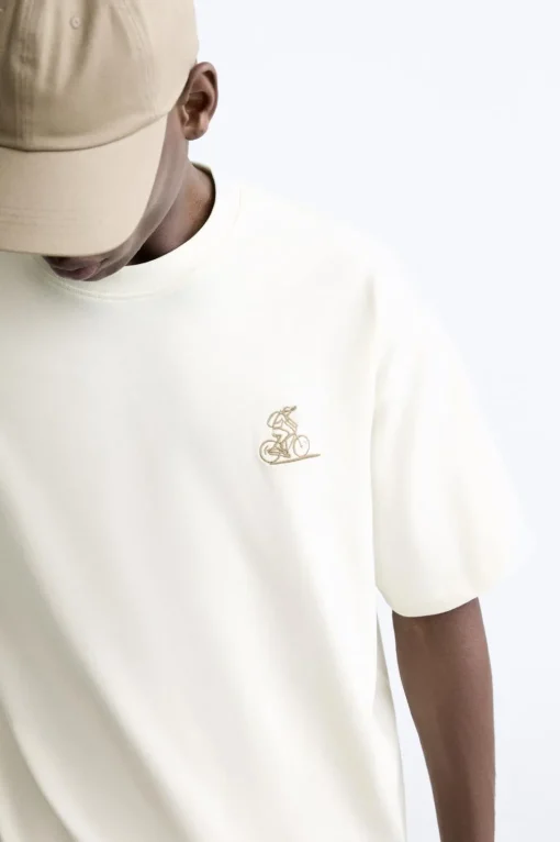 CAMISETA BORDADOS CONTRASTE