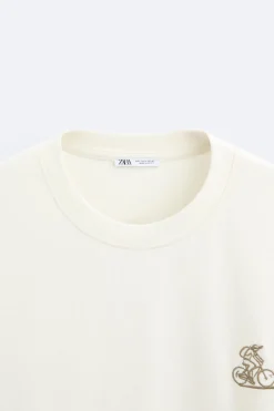 CAMISETA BORDADOS CONTRASTE
