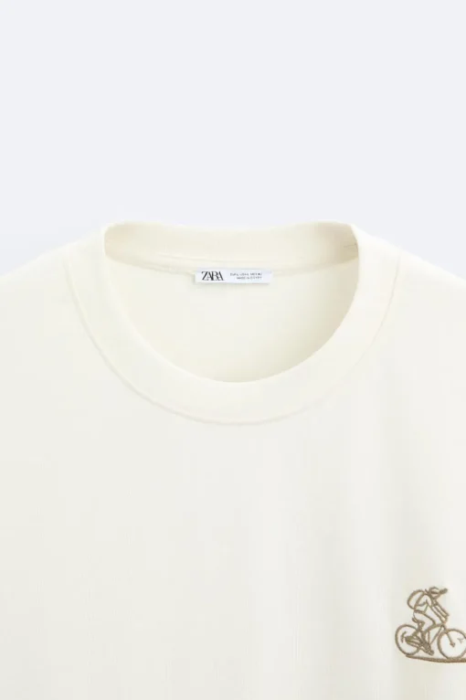 CAMISETA BORDADOS CONTRASTE