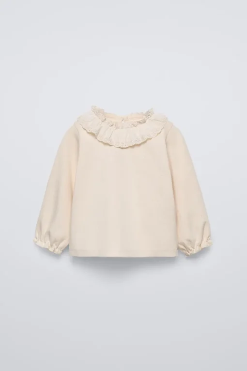 CAMISETA CUELLO BORDADO SUIZO