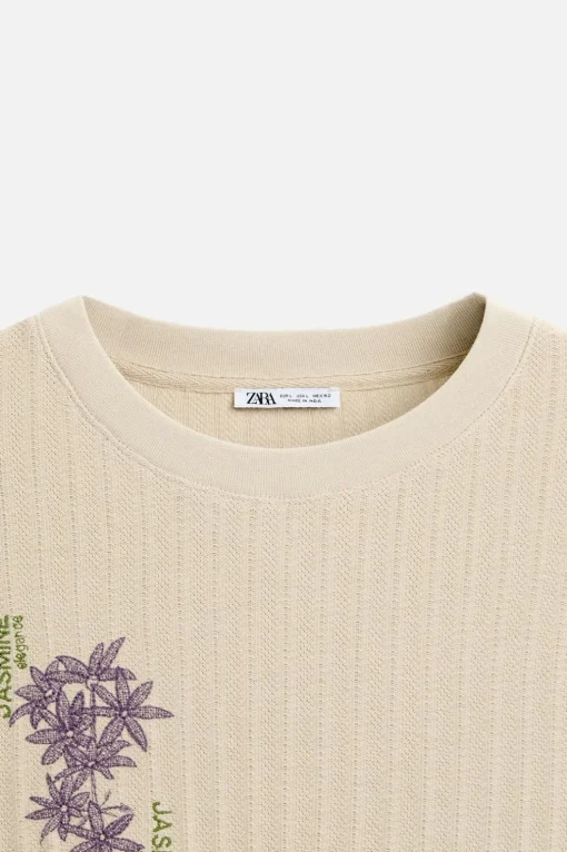CAMISETA ESTRUCTURA BORDADOS