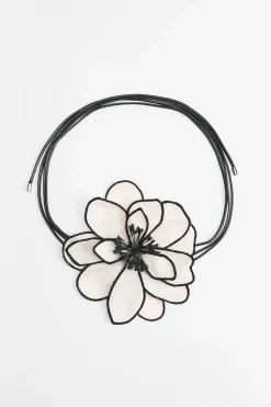 COLLAR CORDÓN FLOR
