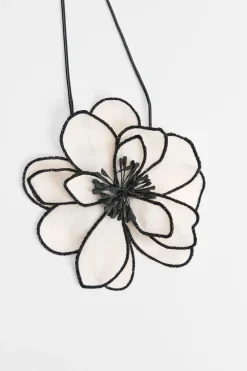 COLLAR CORDÓN FLOR