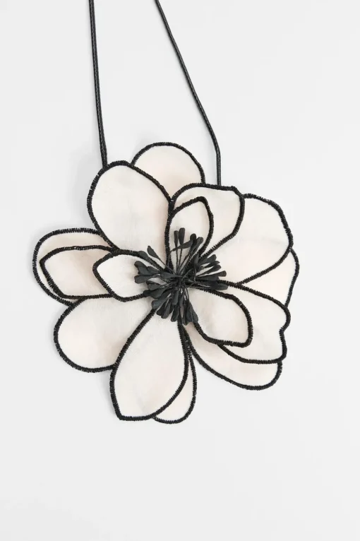 COLLAR CORDÓN FLOR