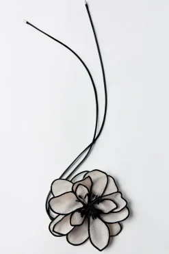 COLLAR CORDÓN FLOR
