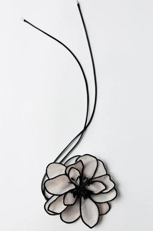COLLAR CORDÓN FLOR