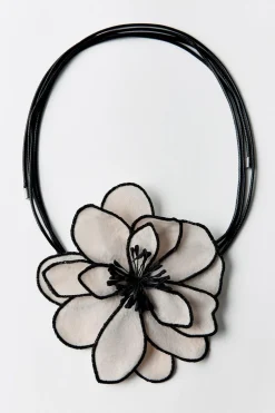 COLLAR CORDÓN FLOR