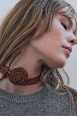 COLLAR CORDÓN PIEL ANTE FLOR