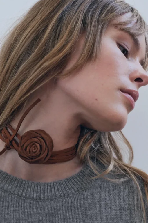 COLLAR CORDÓN PIEL ANTE FLOR