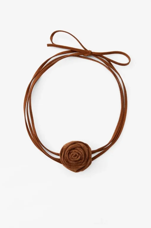COLLAR CORDÓN PIEL ANTE FLOR