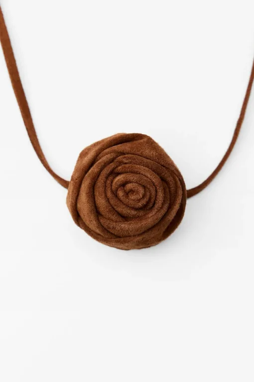 COLLAR CORDÓN PIEL ANTE FLOR