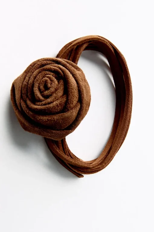 COLLAR CORDÓN PIEL ANTE FLOR