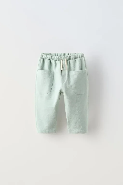PANTALÓN LISO BOLSILLOS