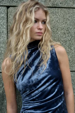 VESTIDO MIDI DRAPEADO TERCIOPELO